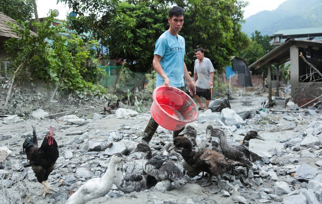 Bùn ngập nhà, xe bị vùi lấp sau sự cố hồ thải mỏ đồng ở Lào Cai - Ảnh 8.