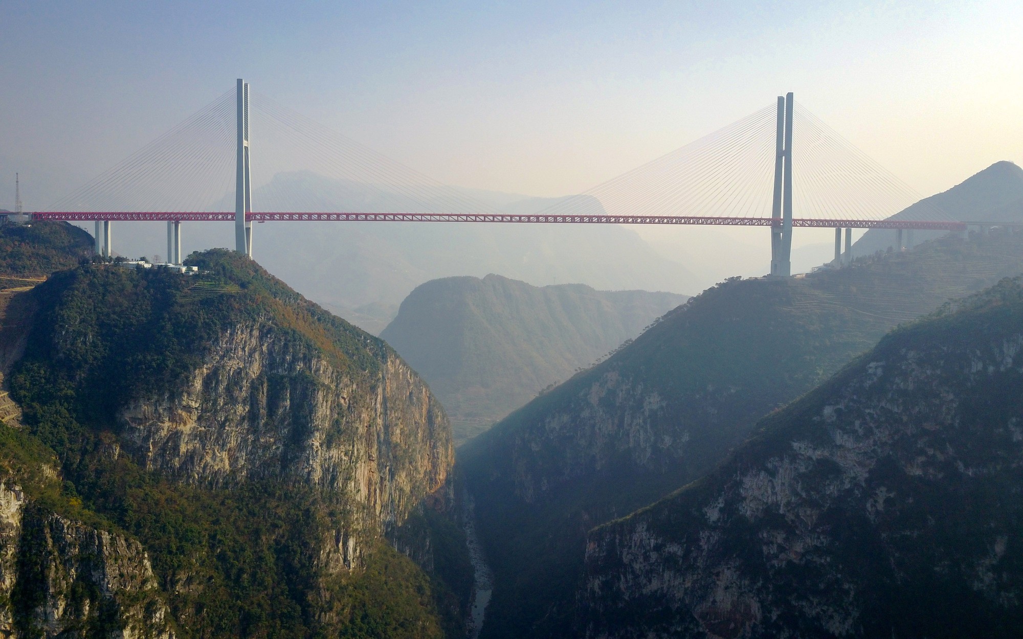 Tự phá kỷ lục của chính mình, Trung Quốc xây cầu cao nhất thế giới bên trên vết nứt Trái Đất - Ảnh 1.