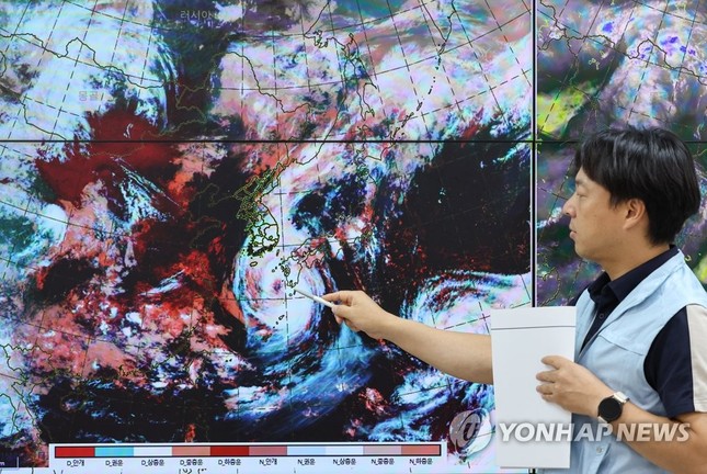 Bão Khanun đe dọa 'càn quét' Hàn Quốc và Nhật Bản, cả trăm chuyến bay bị hủy - Ảnh 1.