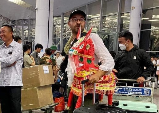 Hãng bay chính thức lên tiếng về việc ngựa vàng mã của khách Tây phải bỏ lại sân bay Nội Bài - Ảnh 1.