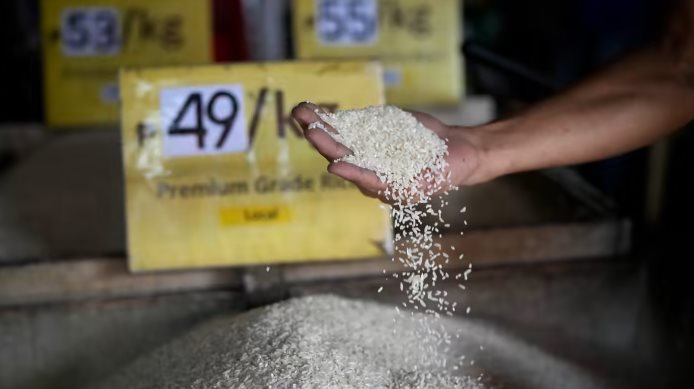 Một quốc gia châu Á chính thức áp giá trần đối với gạo để ngăn chặn bão giá, là khách hàng lớn nhất nhập khẩu gạo Việt Nam - Ảnh 1.