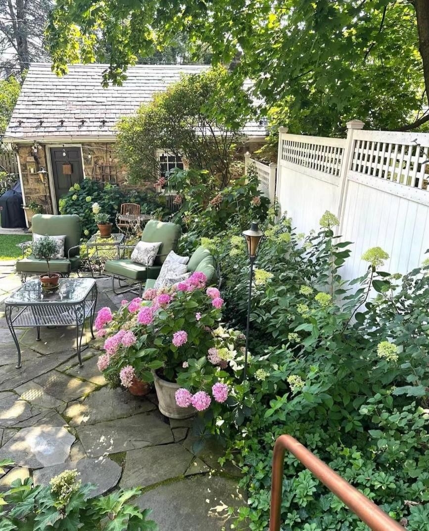 Bên trong căn nhà đẹp nhất vùng luôn được hàng xóm quây quần, khu vườn để phơi nắng đẹp mê