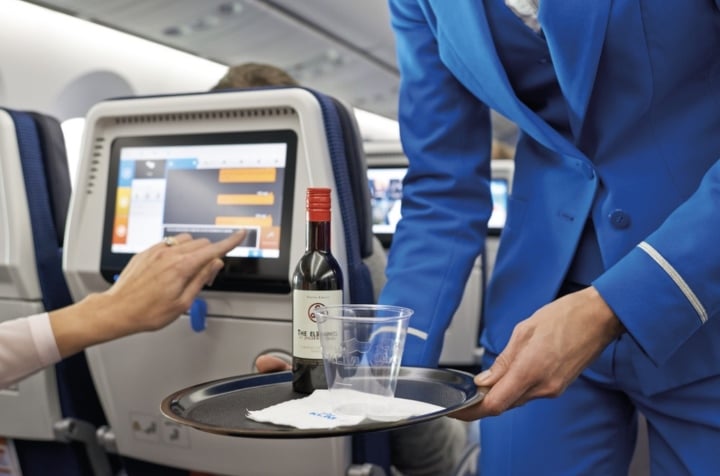 Các loại đồ uống có thể dùng và không nên dùng trên máy bay - Ảnh 1.
