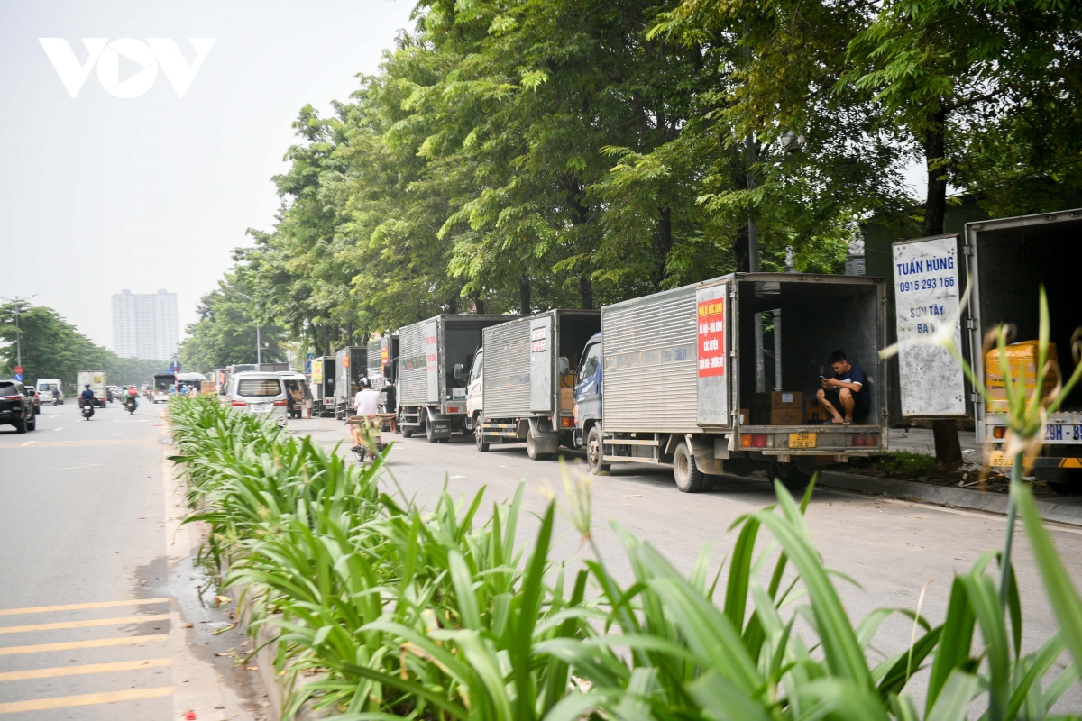 Đại lộ nghìn tỷ ở Hà Nội biến thành bến xe tải chiếm hết lòng đường, vỉa hè - Ảnh 3.