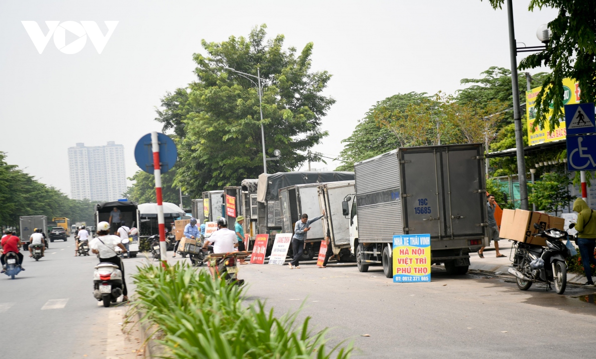 Đại lộ nghìn tỷ ở Hà Nội biến thành bến xe tải chiếm hết lòng đường, vỉa hè - Ảnh 2.