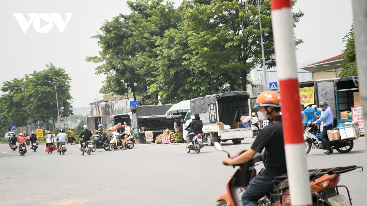 Đại lộ nghìn tỷ ở Hà Nội biến thành bến xe tải chiếm hết lòng đường, vỉa hè - Ảnh 14.