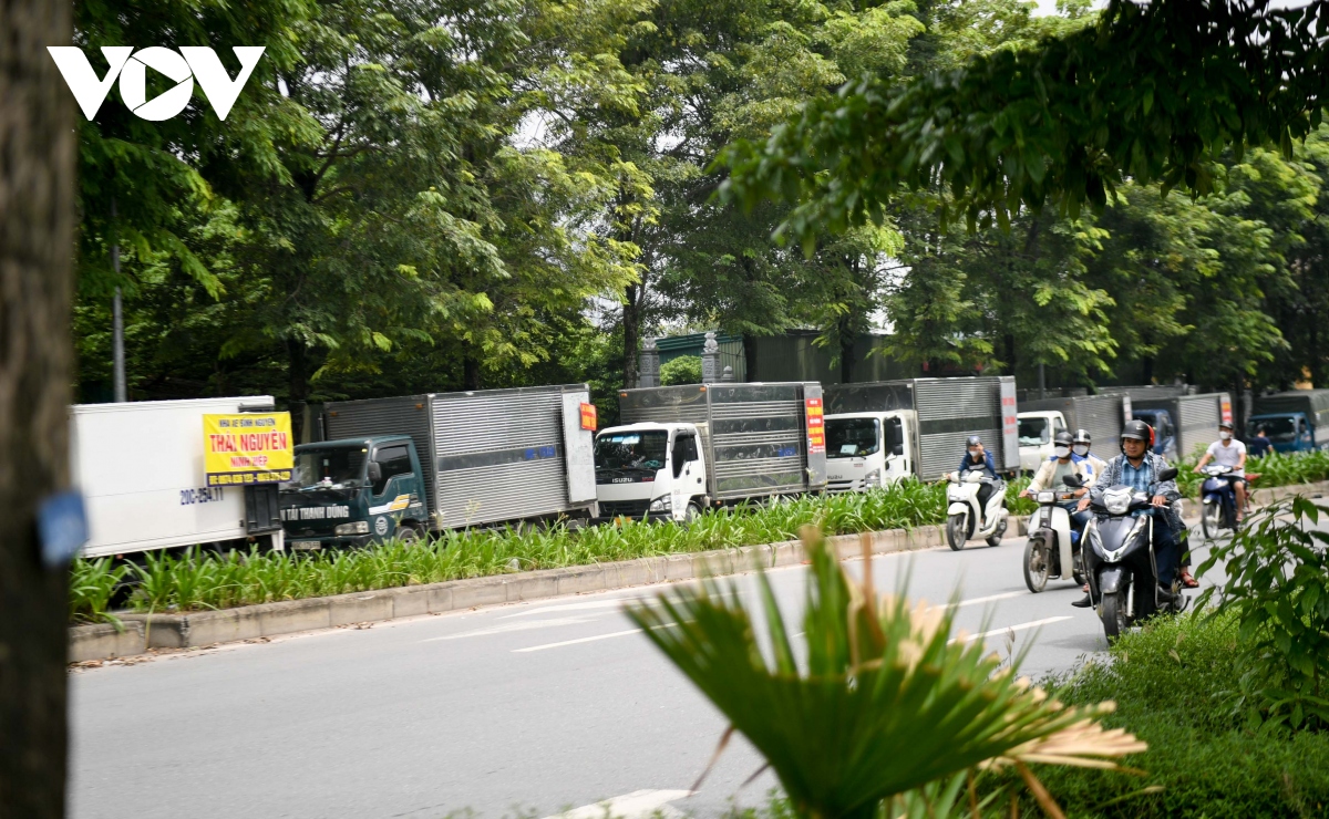 Đại lộ nghìn tỷ ở Hà Nội biến thành bến xe tải chiếm hết lòng đường, vỉa hè - Ảnh 11.
