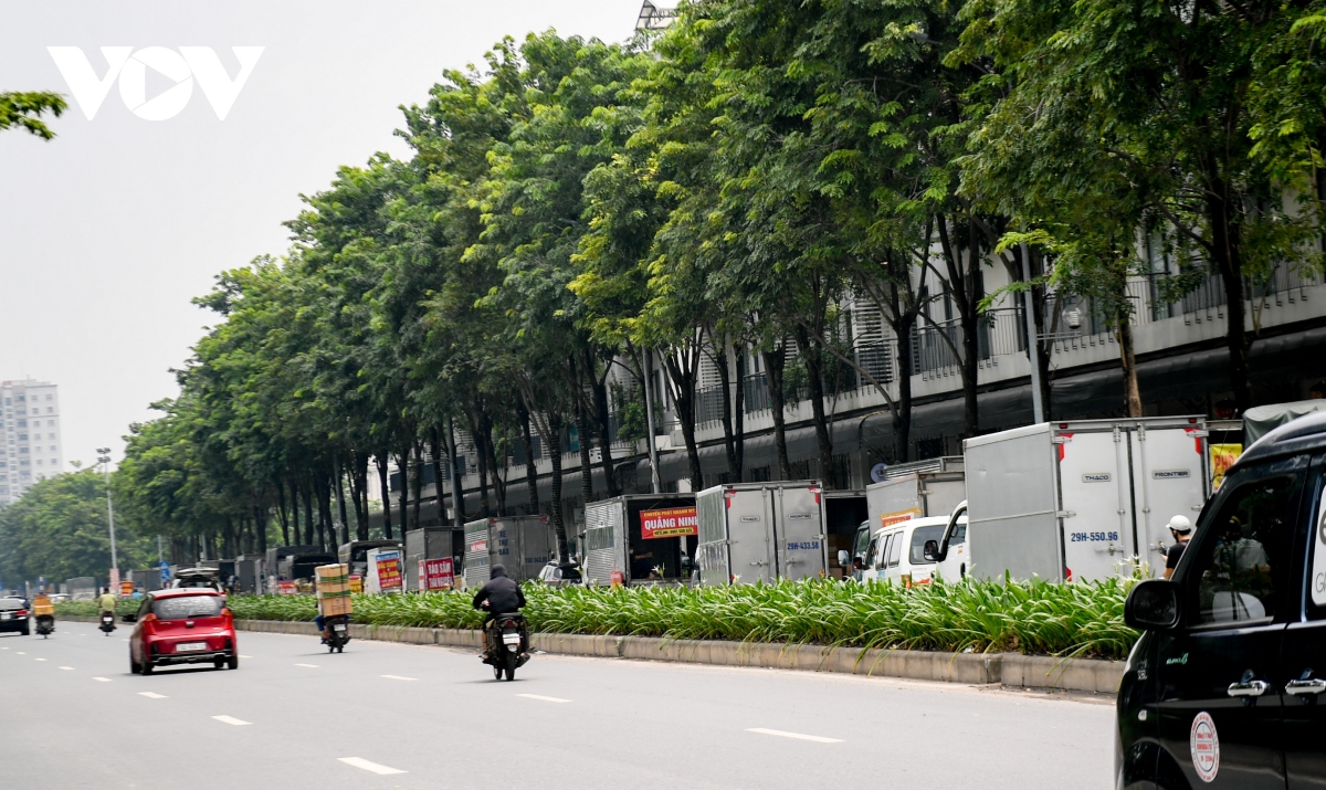 Đại lộ nghìn tỷ ở Hà Nội biến thành bến xe tải chiếm hết lòng đường, vỉa hè - Ảnh 12.