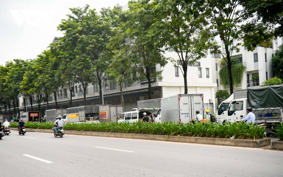 Đại lộ nghìn tỷ ở Hà Nội biến thành bến xe tải chiếm hết lòng đường, vỉa hè - Ảnh 13.