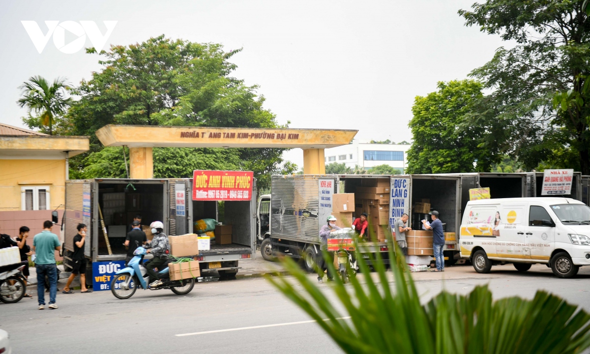 Đại lộ nghìn tỷ ở Hà Nội biến thành bến xe tải chiếm hết lòng đường, vỉa hè - Ảnh 5.