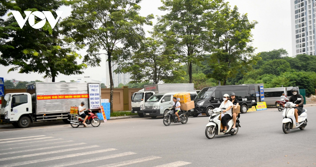 Đại lộ nghìn tỷ ở Hà Nội biến thành bến xe tải chiếm hết lòng đường, vỉa hè - Ảnh 8.
