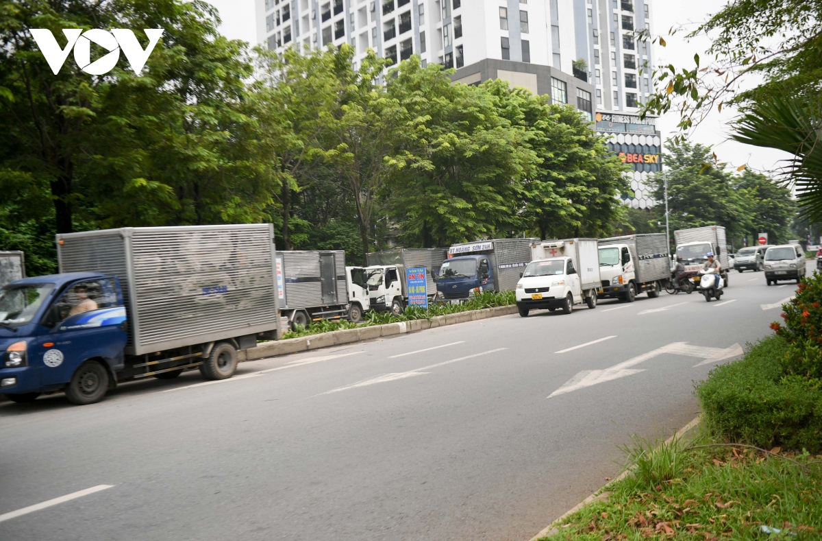 Đại lộ nghìn tỷ ở Hà Nội biến thành bến xe tải chiếm hết lòng đường, vỉa hè - Ảnh 7.