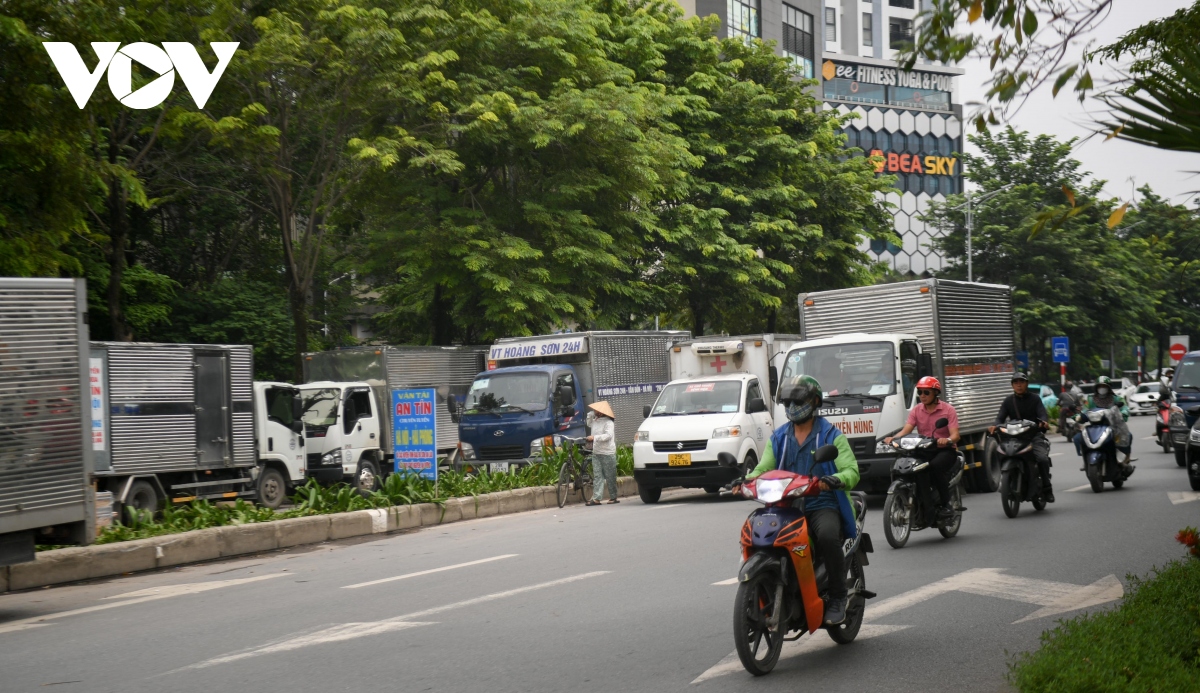 Đại lộ nghìn tỷ ở Hà Nội biến thành bến xe tải chiếm hết lòng đường, vỉa hè - Ảnh 6.