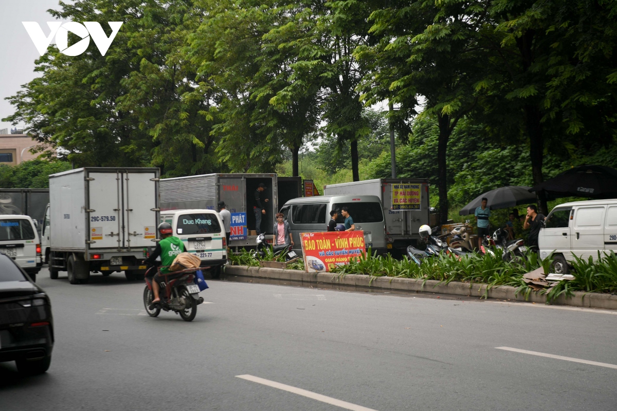 Đại lộ nghìn tỷ ở Hà Nội biến thành bến xe tải chiếm hết lòng đường, vỉa hè - Ảnh 9.