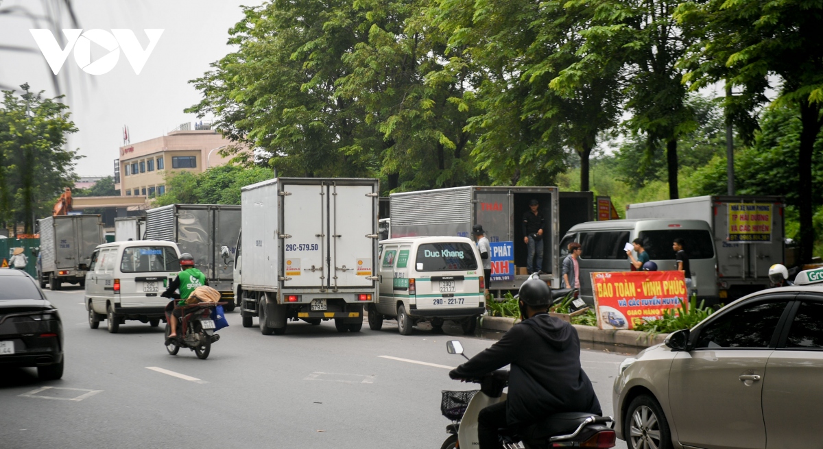 Đại lộ nghìn tỷ ở Hà Nội biến thành bến xe tải chiếm hết lòng đường, vỉa hè - Ảnh 4.