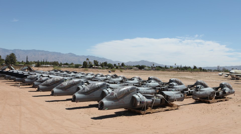 Bên trong nghĩa địa máy bay lớn thế giới: Chứa hơn 4.000 máy bay trị giá 37 tỷ đô với hàng loạt công nghệ tối tân - Ảnh 2.