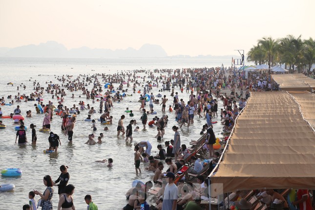 Bãi biển Hạ Long ken đặc người trong ngày nghỉ lễ đầu tiên - Ảnh 4.