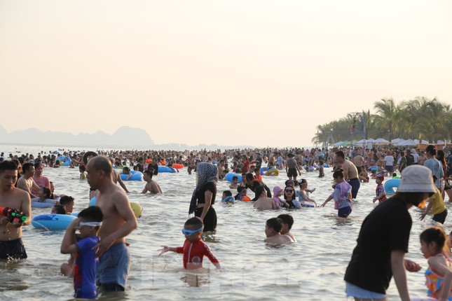 Bãi biển Hạ Long ken đặc người trong ngày nghỉ lễ đầu tiên - Ảnh 1.