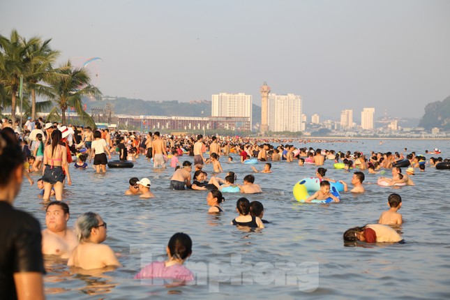 Bãi biển Hạ Long ken đặc người trong ngày nghỉ lễ đầu tiên - Ảnh 3.