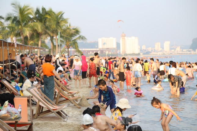 Bãi biển Hạ Long ken đặc người trong ngày nghỉ lễ đầu tiên - Ảnh 5.