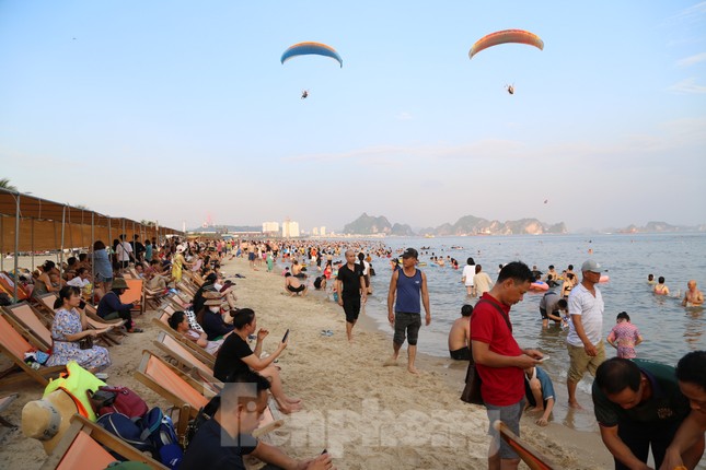 Bãi biển Hạ Long ken đặc người trong ngày nghỉ lễ đầu tiên - Ảnh 9.