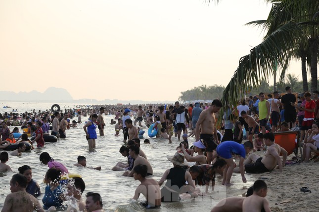 Bãi biển Hạ Long ken đặc người trong ngày nghỉ lễ đầu tiên - Ảnh 8.