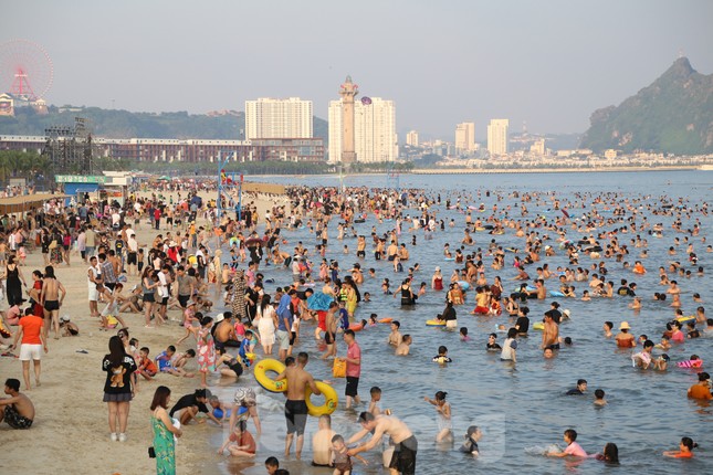 Bãi biển Hạ Long ken đặc người trong ngày nghỉ lễ đầu tiên - Ảnh 6.