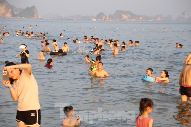Bãi biển Hạ Long ken đặc người trong ngày nghỉ lễ đầu tiên - Ảnh 7.