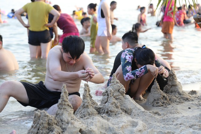 Bãi biển Hạ Long ken đặc người trong ngày nghỉ lễ đầu tiên - Ảnh 11.