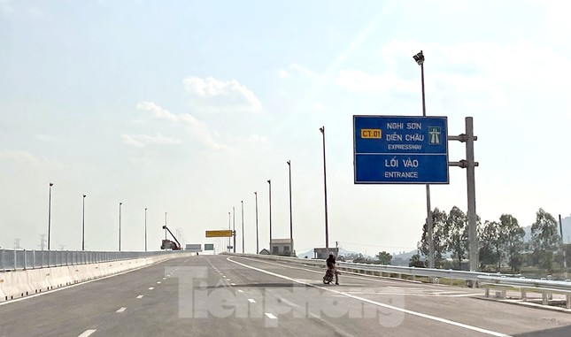 Cận cảnh cao tốc Quốc lộ 45 - Diễn Châu thông xe sáng 1/9 - Ảnh 2.