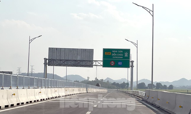 Cận cảnh cao tốc Quốc lộ 45 - Diễn Châu thông xe sáng 1/9 - Ảnh 3.