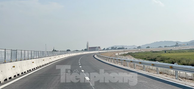 Cận cảnh cao tốc Quốc lộ 45 - Diễn Châu thông xe sáng 1/9 - Ảnh 4.