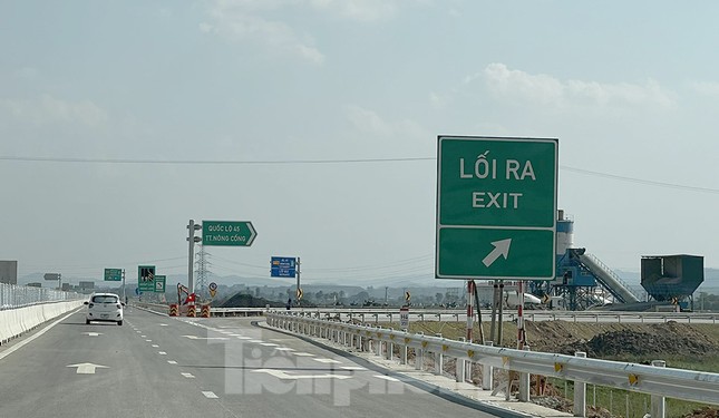 Cận cảnh cao tốc Quốc lộ 45 - Diễn Châu thông xe sáng 1/9 - Ảnh 8.