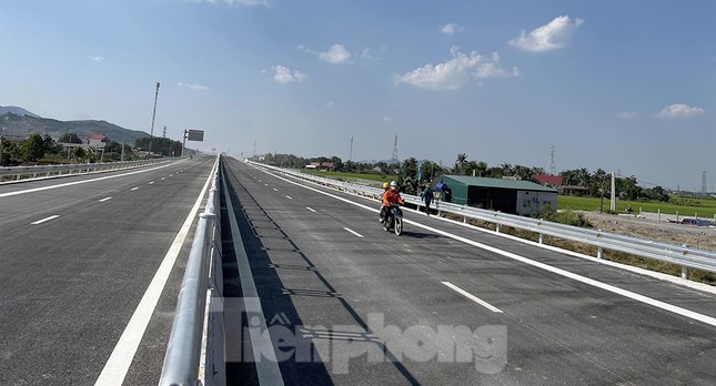 Cận cảnh cao tốc Quốc lộ 45 - Diễn Châu thông xe sáng 1/9 - Ảnh 10.