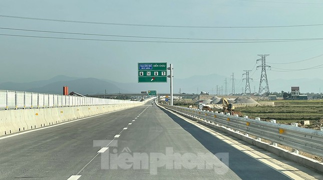 Cận cảnh cao tốc Quốc lộ 45 - Diễn Châu thông xe sáng 1/9 - Ảnh 13.