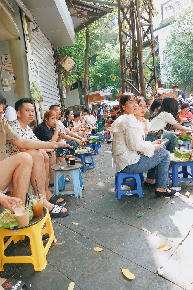 Giới trẻ Hà Nội rủ nhau "bắt trend mùa thu" rần rần trên khu phố Nhà Thờ