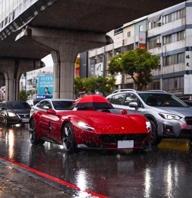Chi hơn 40 tỷ mua siêu ô tô nhưng không che được mưa nắng, vừa đi vừa cầm ô