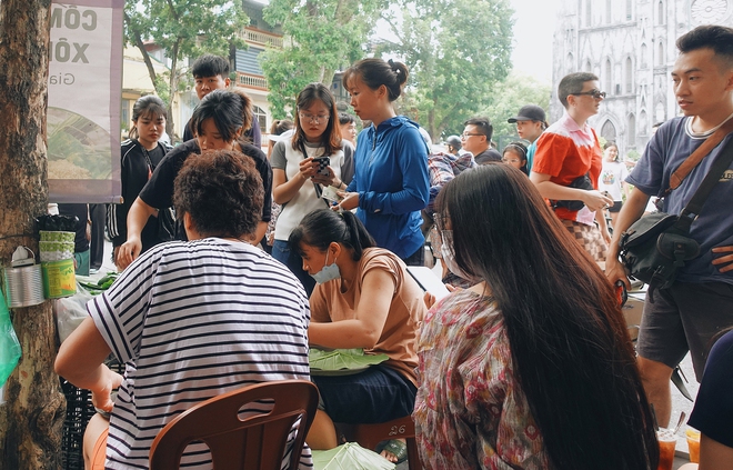 Giới trẻ Hà Nội rủ nhau "bắt trend mùa thu" rần rần trên khu phố Nhà Thờ