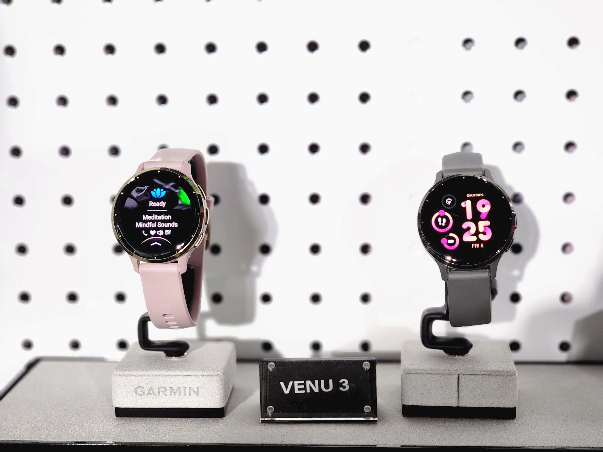 Garmin Venu 3 và Venu 3S ra mắt: Smartwatch đầu tiên tích hợp tính năng luyện tập sức khỏe cho người ngồi xe lăn - Ảnh 1.