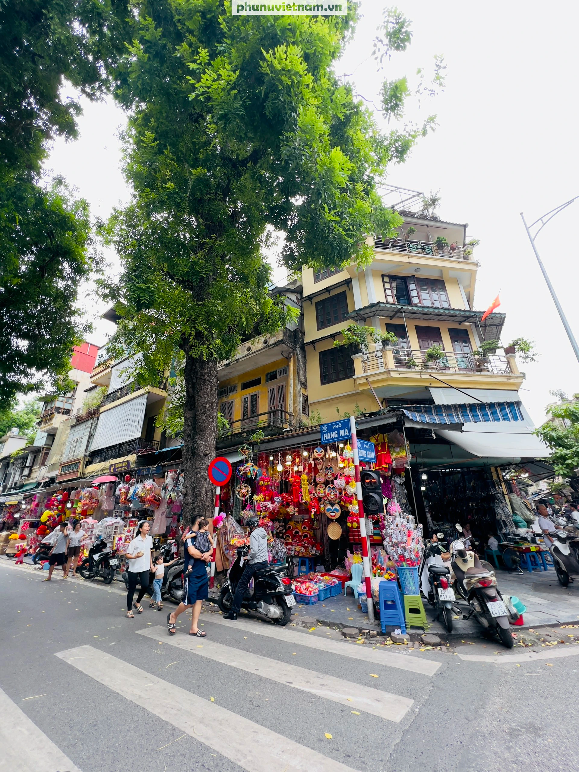 Giới trẻ check-in sớm phố Hàng Mã dịp Tết Trung Thu  - Ảnh 1.