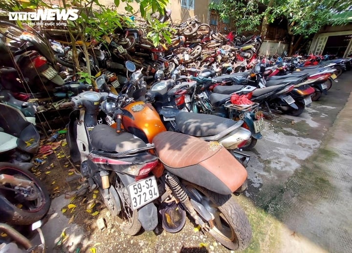 Nghìn xe máy bị bỏ quên, chất đống ở sân bay Tân Sơn Nhất và Bến xe Miền Đông - Ảnh 11.