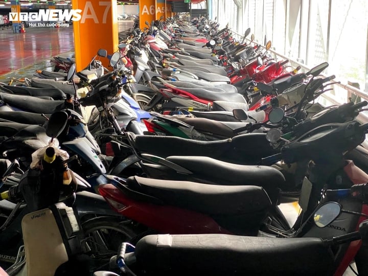 Nghìn xe máy bị bỏ quên, chất đống ở sân bay Tân Sơn Nhất và Bến xe Miền Đông - Ảnh 2.
