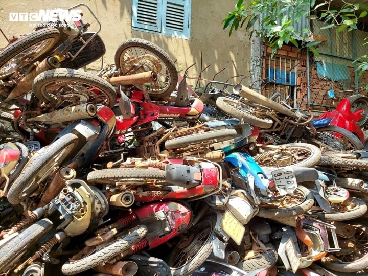 Nghìn xe máy bị bỏ quên, chất đống ở sân bay Tân Sơn Nhất và Bến xe Miền Đông - Ảnh 10.
