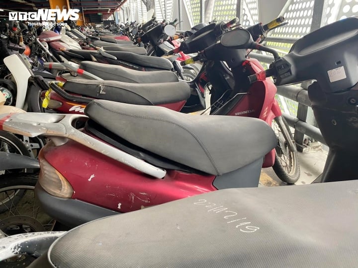 Nghìn xe máy bị bỏ quên, chất đống ở sân bay Tân Sơn Nhất và Bến xe Miền Đông - Ảnh 4.