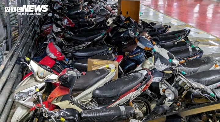 Nghìn xe máy bị bỏ quên, chất đống ở sân bay Tân Sơn Nhất và Bến xe Miền Đông - Ảnh 3.