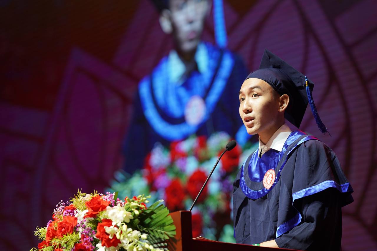 Toàn cảnh lễ trao bằng tốt nghiệp cho gần 1.800 sinh viên &quot;Harvard Chùa Láng&quot; - Ảnh 4.