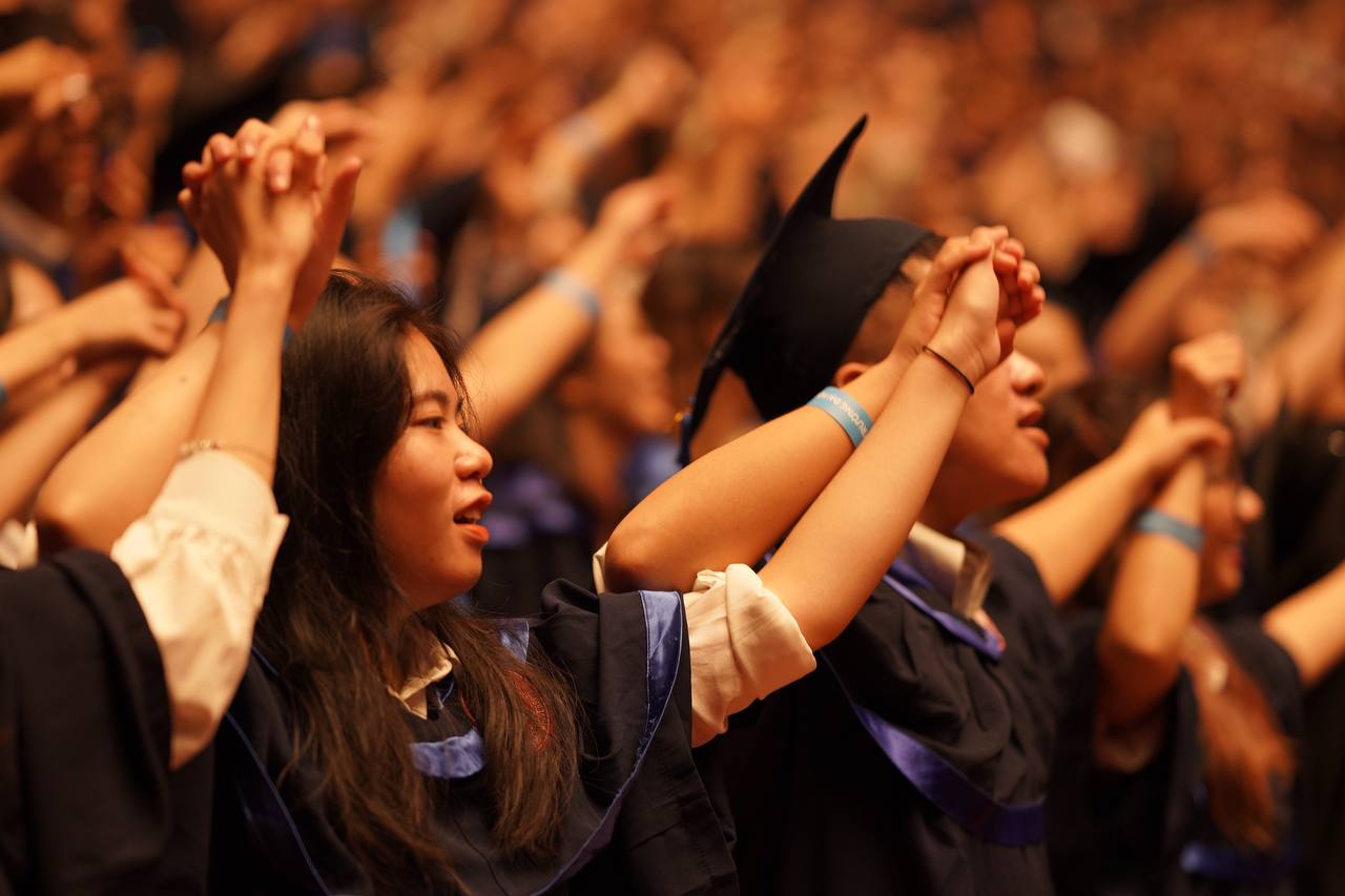 Toàn cảnh lễ trao bằng tốt nghiệp cho gần 1.800 sinh viên &quot;Harvard Chùa Láng&quot; - Ảnh 8.