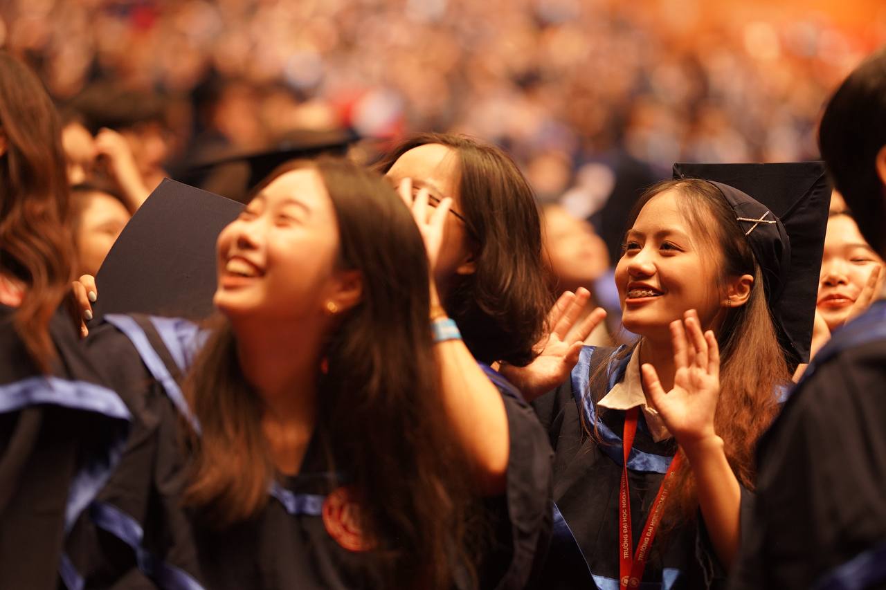 Toàn cảnh lễ trao bằng tốt nghiệp cho gần 1.800 sinh viên &quot;Harvard Chùa Láng&quot; - Ảnh 6.