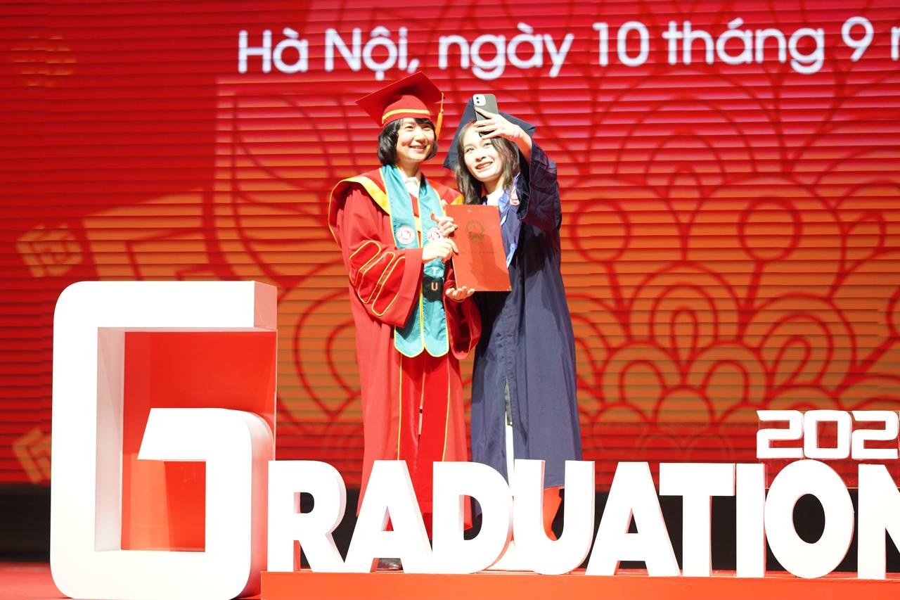 Toàn cảnh lễ trao bằng tốt nghiệp cho gần 1.800 sinh viên &quot;Harvard Chùa Láng&quot; - Ảnh 16.