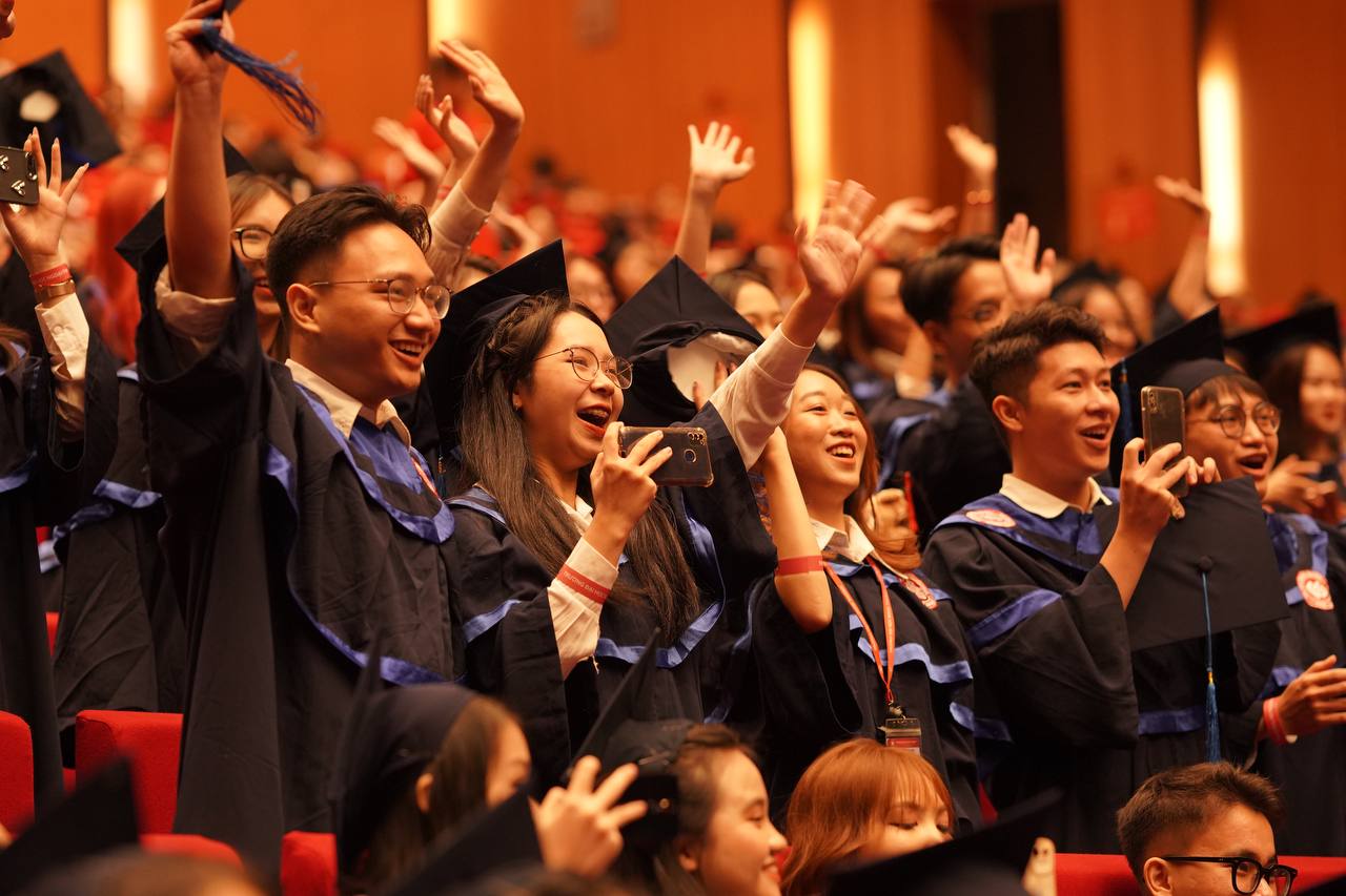 Toàn cảnh lễ trao bằng tốt nghiệp cho gần 1.800 sinh viên &quot;Harvard Chùa Láng&quot; - Ảnh 17.